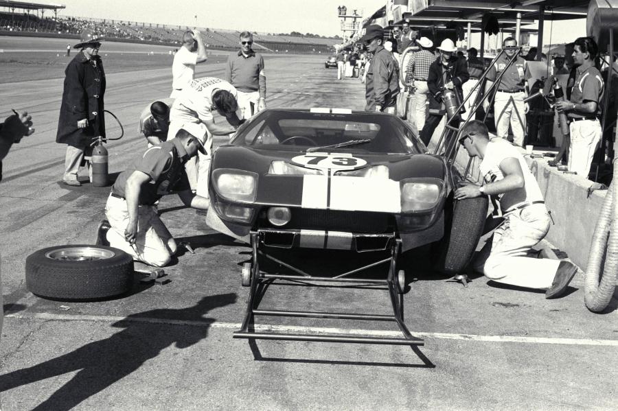  Ford GT40 (Mk I) 1965 года  (фото 18 из 66)